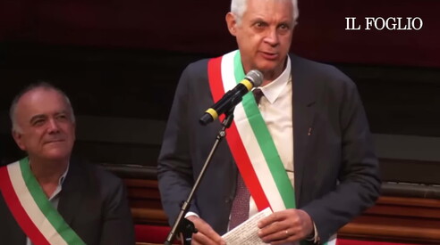 Il sindaco di Reggio Emilia premia Albanese e cita gli ostaggi in mano di Hamas. Fischi in sala