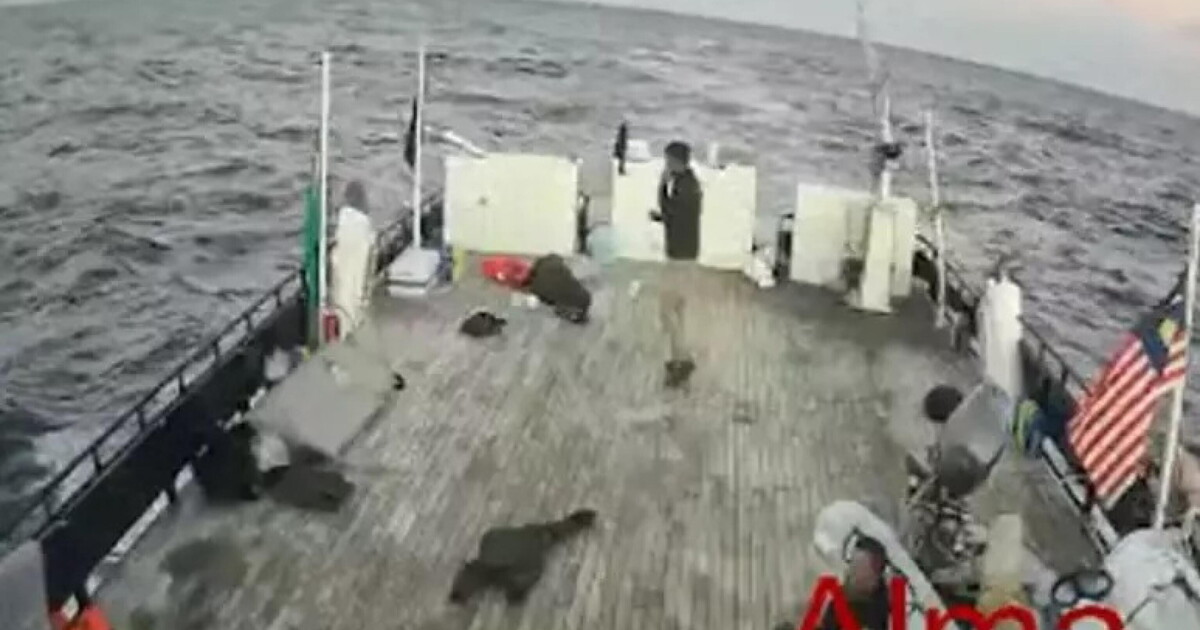 la flotilla si avvicina alle acque di gaza siamo a 120 miglia dalla costa
