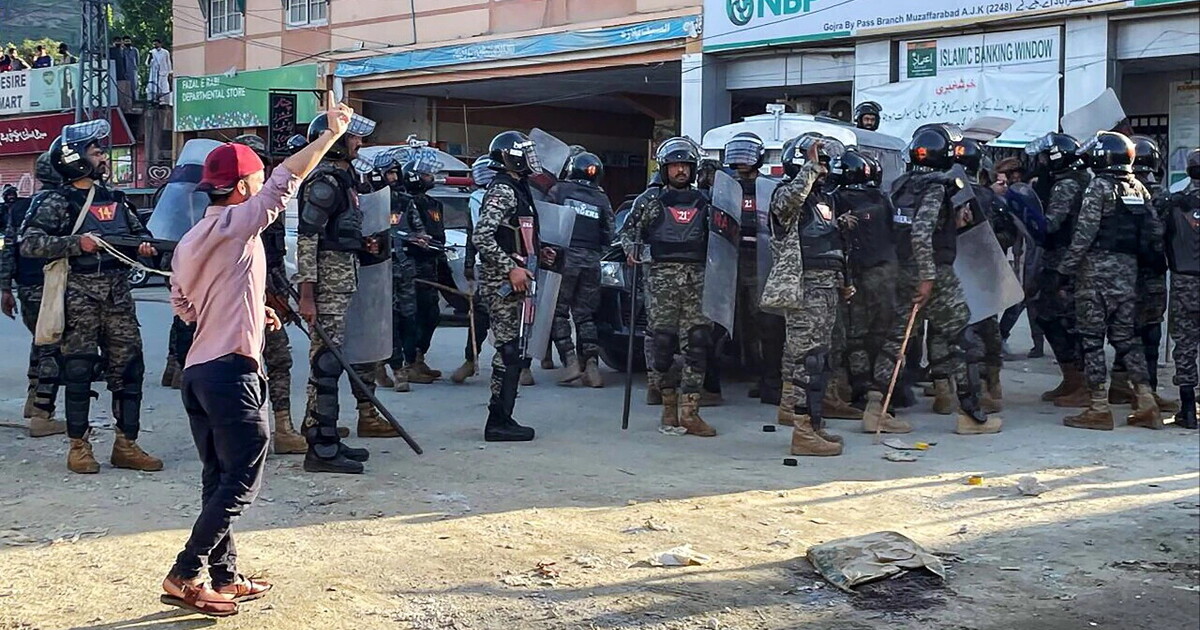 Spari sui manifestanti e caos. Ma il Pakistan ottiene lo stesso applausi dall