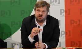 La scritta monca del Pd sul Pirellone
