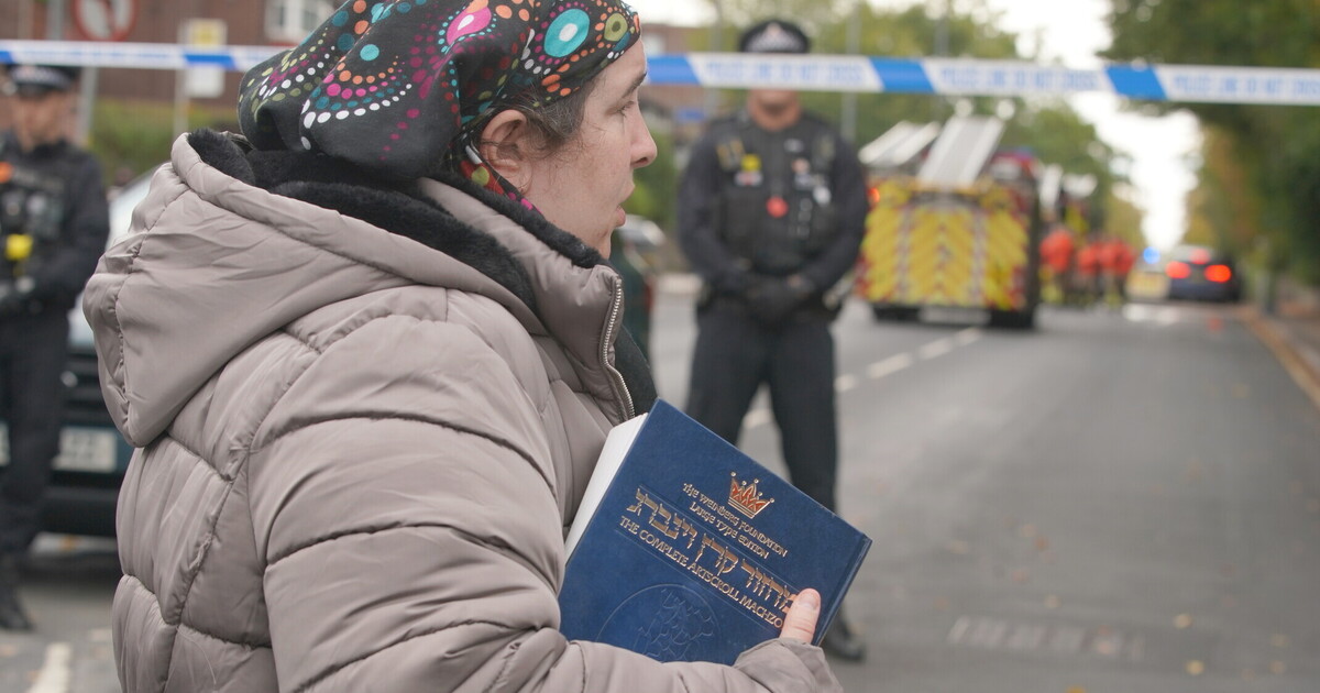 L’attacco alla sinagoga di Manchester e l’ordinario antisemitismo che brucia lento e poi esplode