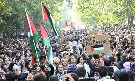 Riuscire a restare se stessi, dunque soli, pur entrando dentro a un corteo