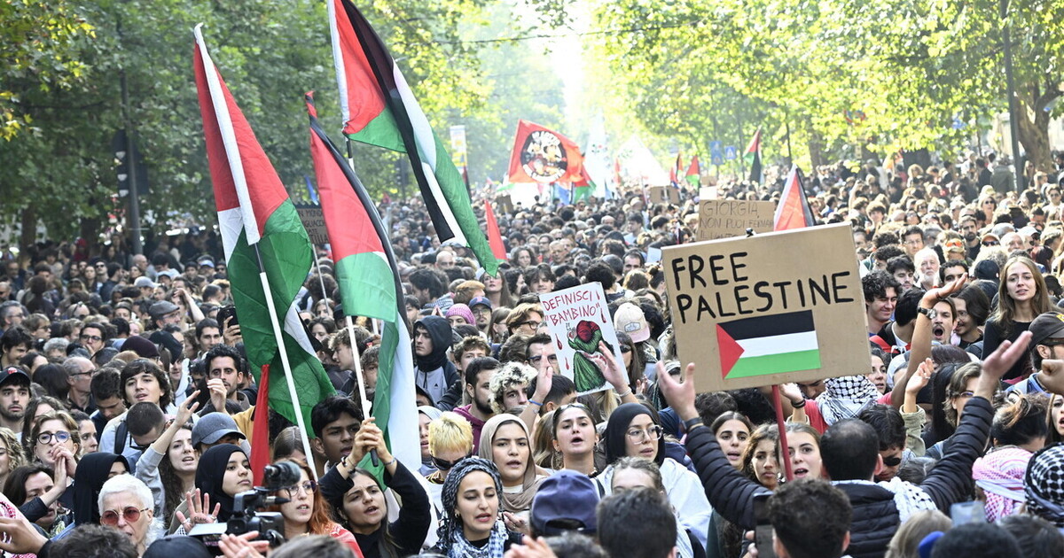 Riuscire a restare se stessi, dunque soli, pur entrando dentro a un corteo