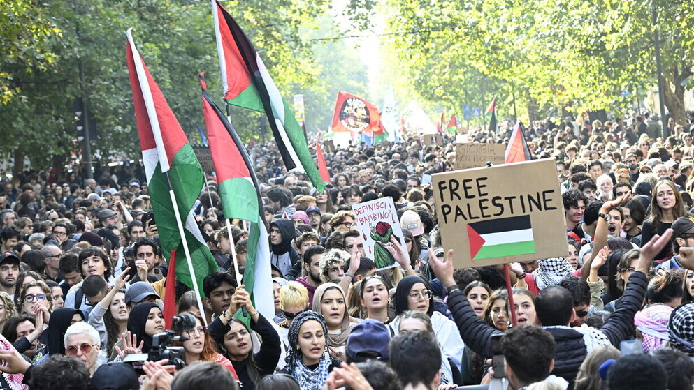 Riuscire a restare se stessi, dunque soli, pur entrando dentro a un corteo