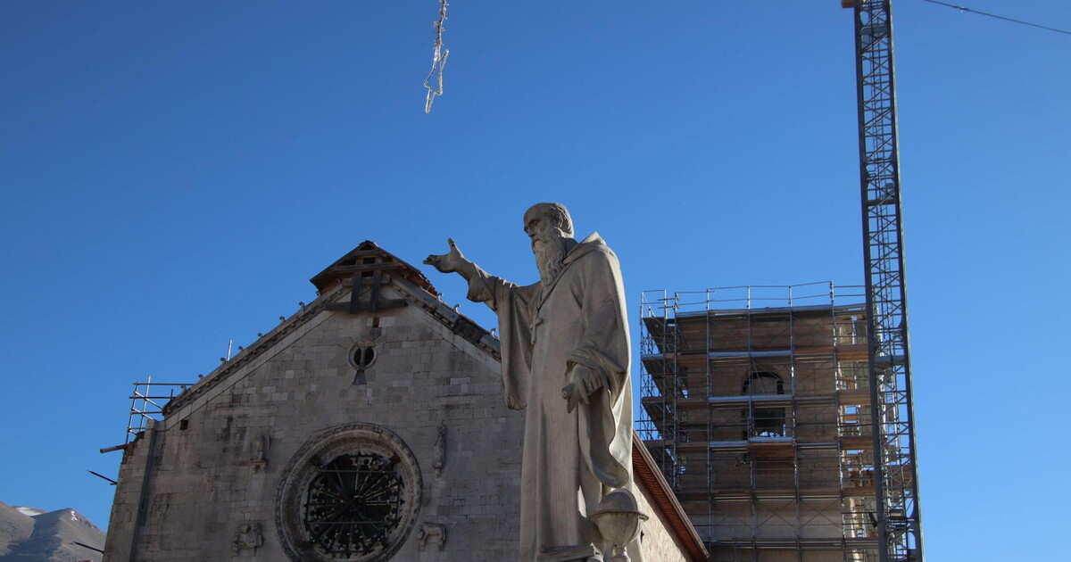 La storia dell’ex sindaco di Norcia, colpevole del “reato di agire” dopo il sisma del 2016