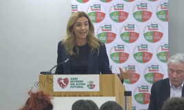 Silvia Salis direzione Fratoianni e Bonelli. Prima della Leopolda si ferma da Avs. E si prende gli applausi