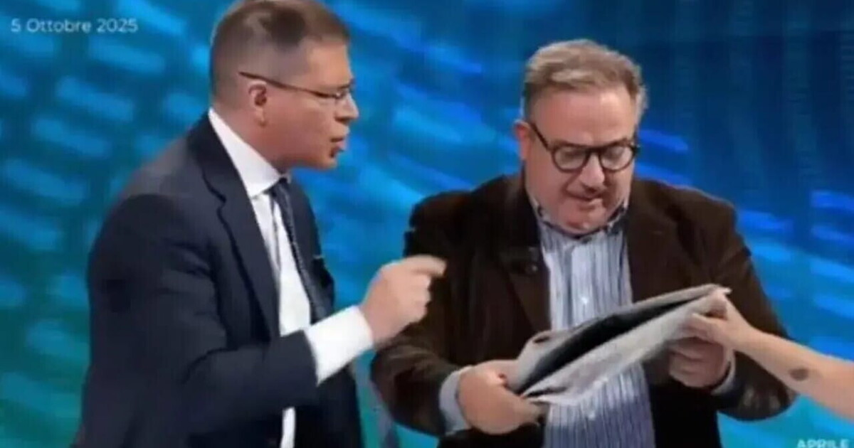 Telese Capezzone, rissa da talk: “Stai a cuccia”, “Fascista rosso”, e il conduttore se ne va