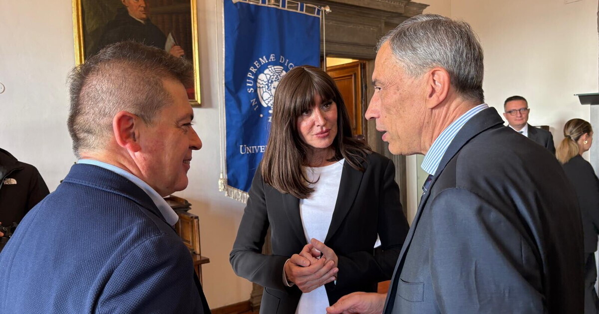 La ministra Bernini fa visita al prof aggredito dai pro Pal a Pisa