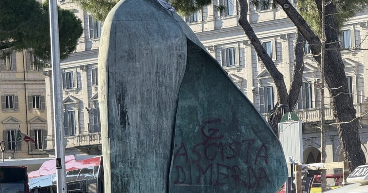 Fesso e ignorante chi imbratta la statua di Wojtila, ma chi l’ha messa lì è peggio