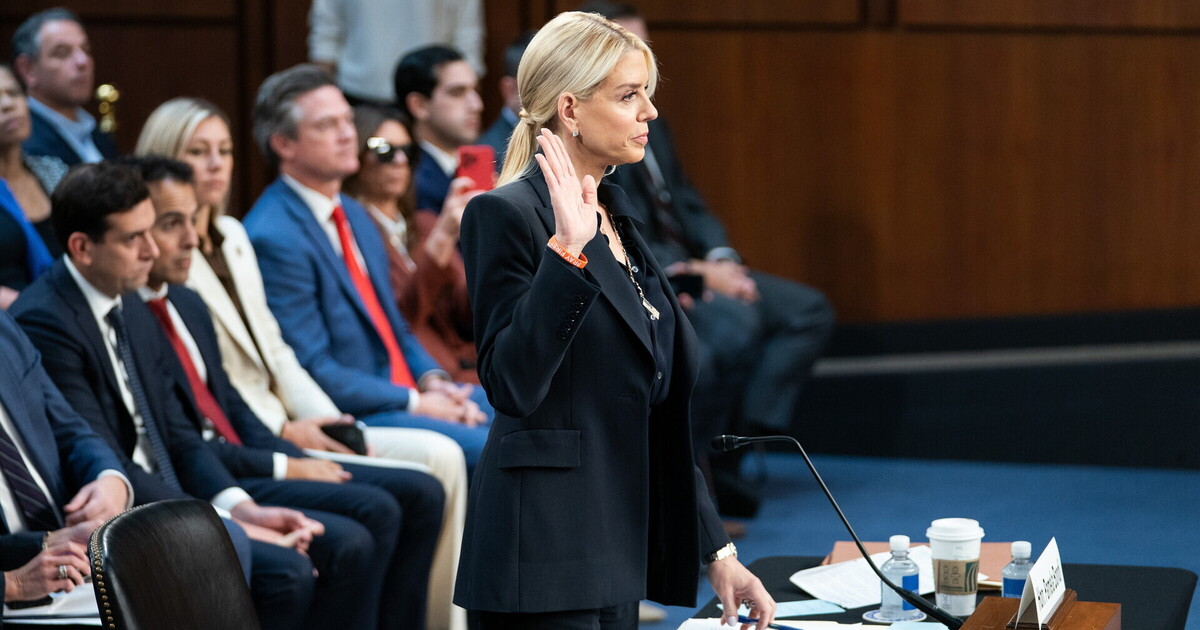 In audizione al Senato Pam Bondi non risponde e attacca. Le mancava giusto il sombrero