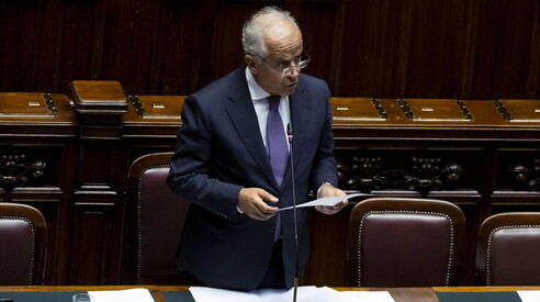 "Negli ultimi 10 giorni 146 agenti feriti. Valutiamo nuove misure di sicurezza", dice Piantedosi