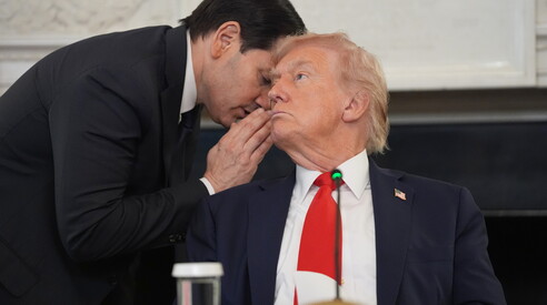 Un foglio, due parole, una svolta: Trump riceve il biglietto di Rubio e annuncia la pace tra Israele e Hamas