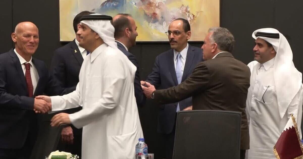 Il premier del Qatar, al Thani, è l’alleato razionale che ora stringe la mano agli israeliani Il premier del Qatar, al Thani, è l’alleato razionale che ora stringe la mano agli israeliani