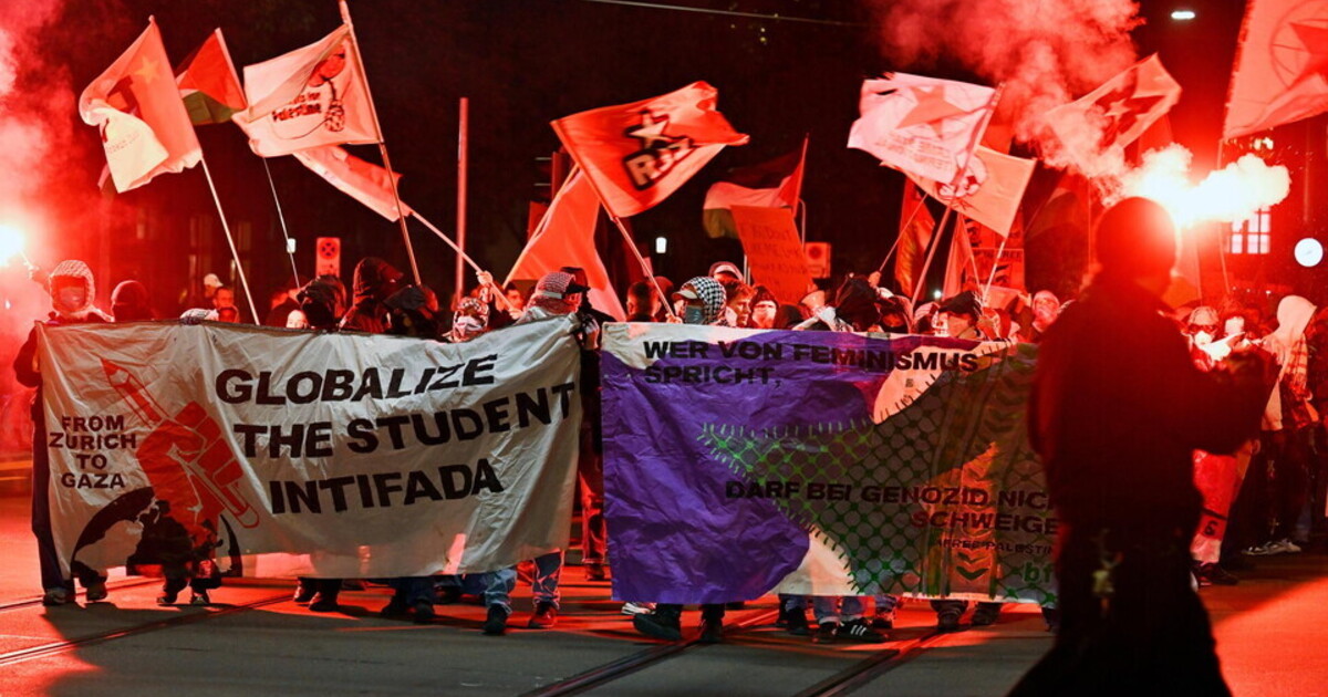 Dietro lo striscione con lo slogan che inneggiava al raid di Hamas ai cortei di Roma c Dietro lo striscione con lo slogan che inneggiava al raid di Hamas ai cortei di Roma c