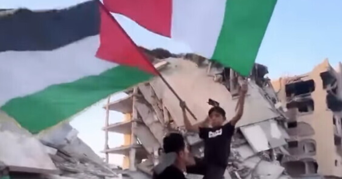 il video della bandiera italiana sventolata a gaza rilanciato sia dal ministro tajani sia da ilaria salis