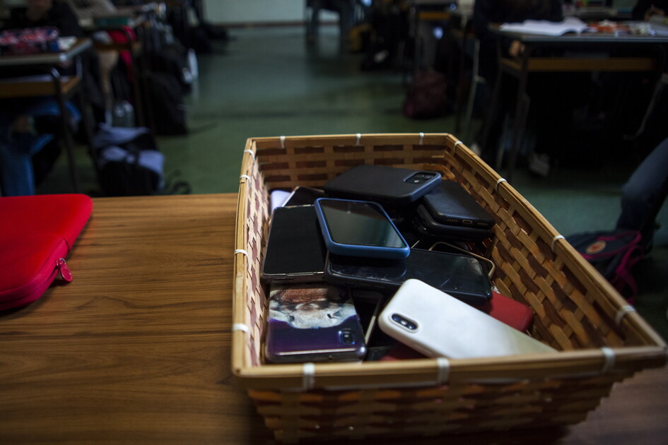 a proposito del divieto dei cellulari a scuola