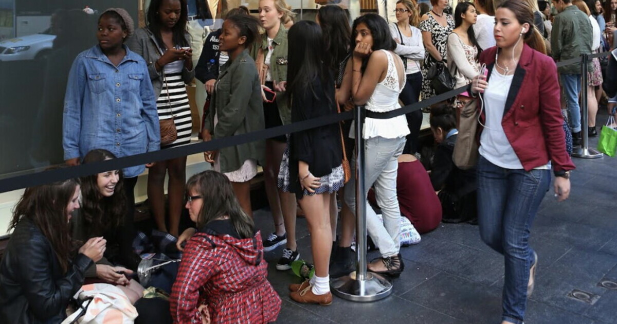 tutti in coda il significato del mettersi in fila oggi