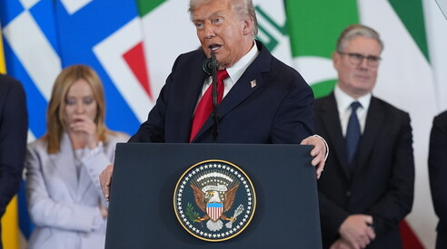 Trump rompe il protocollo con Meloni: “Bellissima e giovane donna”