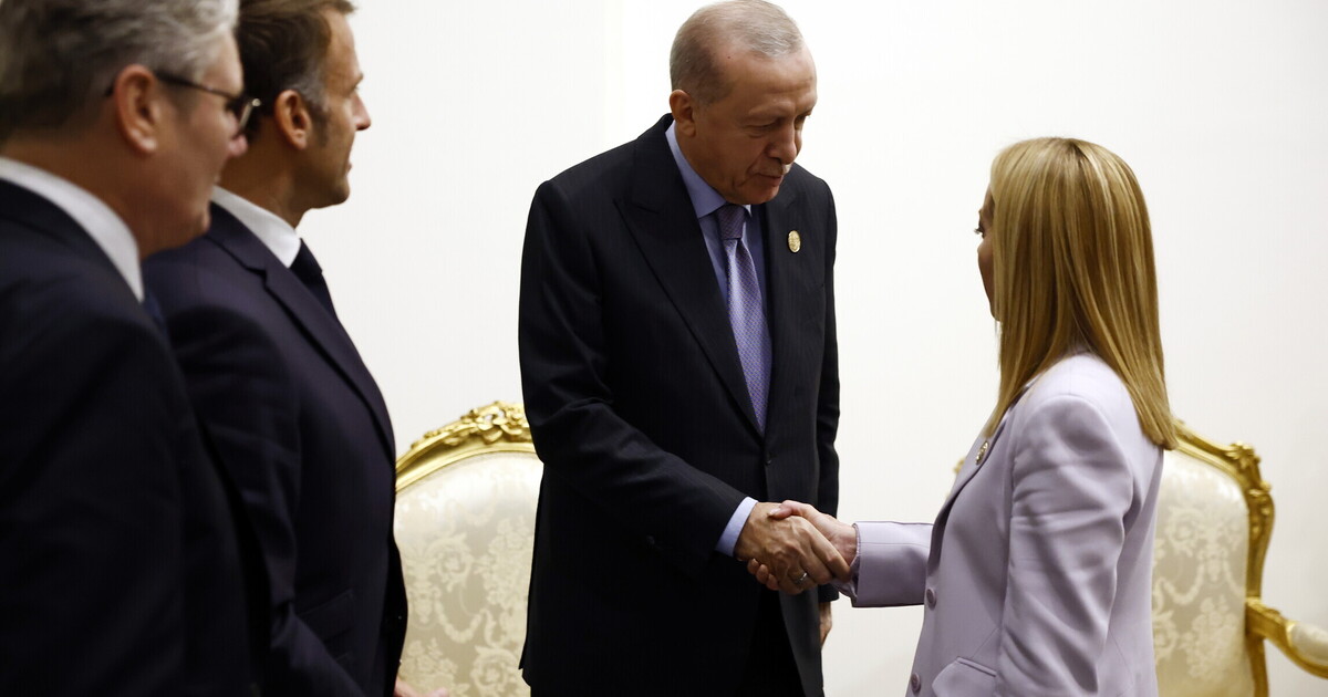 Erdogan a Meloni: "Dovrebbe smettere di fumare" Erdogan a Meloni: "Dovrebbe smettere di fumare"