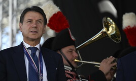 Conte presenta la sua mozione sulla Libia e si sposta al centro. Pd e Avs: “Aveva già firmato la nostra”
