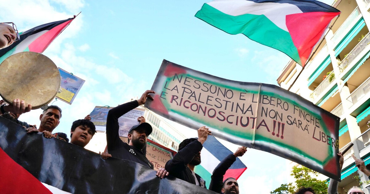 Spaesati dalla tregua. Ok la pace, ma dal Parlamento al calcio (fino al cinema) Israele resta il nemico: “Criminali” Spaesati dalla tregua. Ok la pace, ma dal Parlamento al calcio (fino al cinema) Israele resta il nemico: “Criminali”