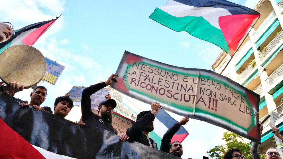 Spaesati dalla tregua: ok la pace, ma dal Parlamento al calcio Israele resta il nemico |   Mentre l'Italia vince 3 a 0 contro Israele, per le strade di Udine è guerriglia urbana dei pro Pal
