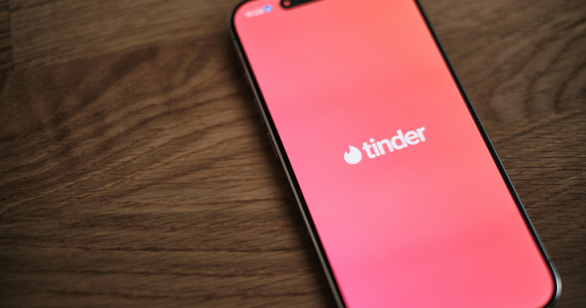 Il "loud looking", ovvero la scorciatoia per analfabeti sentimentali ai tempi di Tinder Il "loud looking", ovvero la scorciatoia per analfabeti sentimentali ai tempi di Tinder
