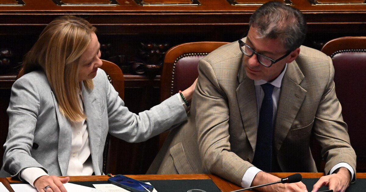 Meloni festeggia lo spread che scende. Ma ora il costo del debito sale Meloni festeggia lo spread che scende. Ma ora il costo del debito sale