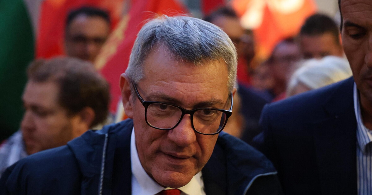 Landini: "Meloni cortigiana di Trump". La premier: "La sinistra fa la morale sulle donne e poi insulta" Landini: "Meloni cortigiana di Trump". La premier: "La sinistra fa la morale sulle donne e poi insulta"