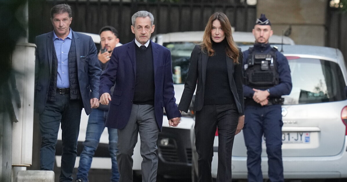 Sarkozy va in carcere: “Non ho paura, terrò la testa alta" Sarkozy va in carcere: “Non ho paura, terrò la testa alta"