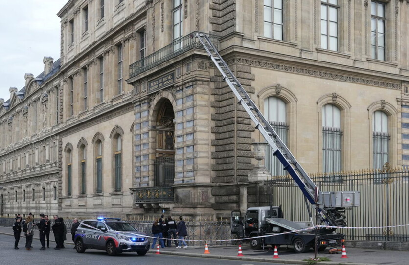 Cosa è successo nei sette minuti di furto al Louvre. Le infografiche | Il  Foglio