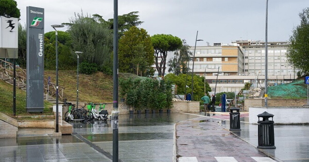 Nuovo ingresso al gemelli. ora togliere la ciclabile Nuovo ingresso al gemelli. ora togliere la ciclabile