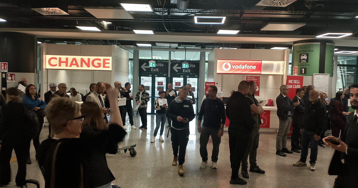 Continua la protesta degli Ncc: “I tassisti ci hanno cacciato dall’aeroporto di Fiumicino” Continua la protesta degli Ncc: “I tassisti ci hanno cacciato dall’aeroporto di Fiumicino”