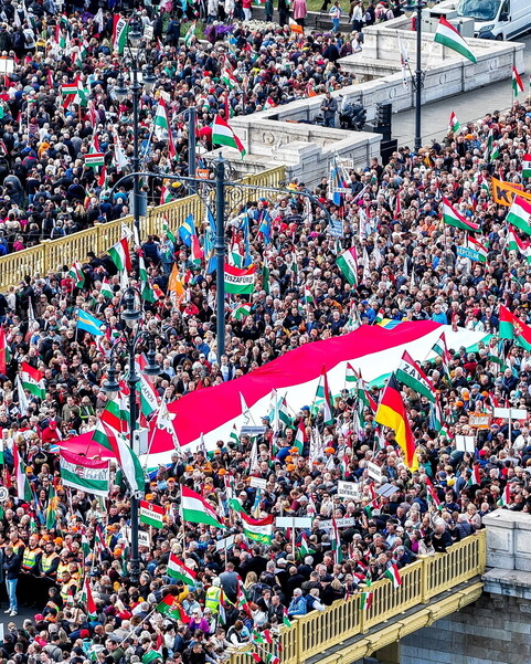 https://img-prod.ilfoglio.it/2025/10/23/162244070-cfc46bae-c0ac-4bb1-9c89-c6e17abda9c6.jpg
