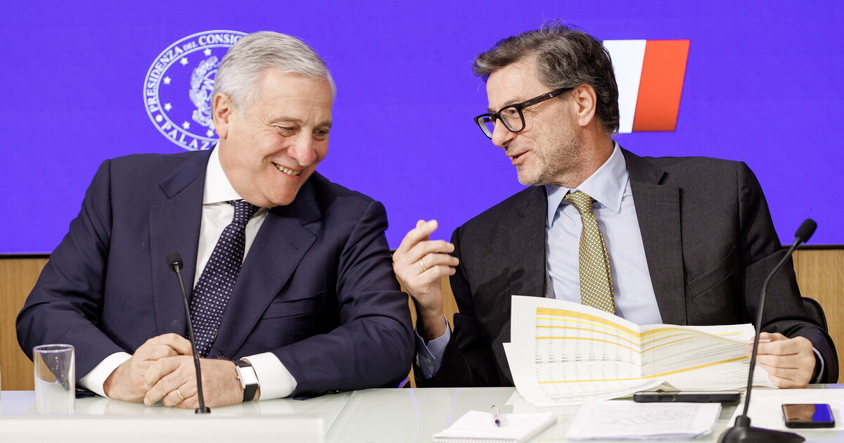 Tajani scatenato contro Meloni, Salvini e Mef. La manovra fa sbandare il governo. Giorgetti: “Fiducia in Perrotta” Tajani scatenato contro Meloni, Salvini e Mef. La manovra fa sbandare il governo. Giorgetti: “Fiducia in Perrotta”