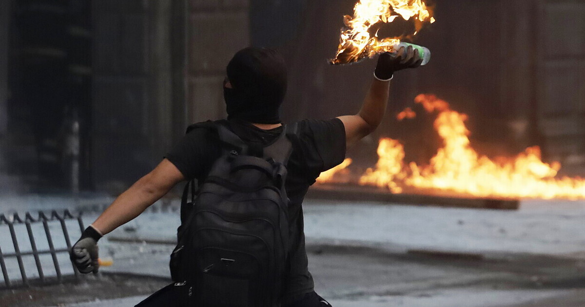 Molotov inventa la bomba e Rosa Parks ringiovanisce Molotov inventa la bomba e Rosa Parks ringiovanisce