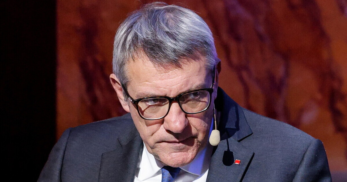Cortigiani & cortigiane. La zuffa attorno a una parola e alle sue ambiguità al femminile Cortigiani & cortigiane. La zuffa attorno a una parola e alle sue ambiguità al femminile