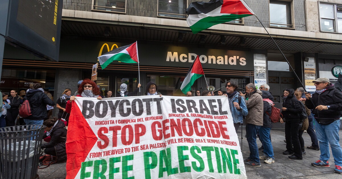 In piazza contro l’antisemitismo che ormai si porta anche a cena In piazza contro l’antisemitismo che ormai si porta anche a cena