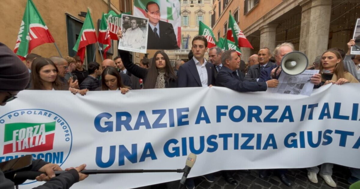 giustizia giusta per l italia la festa di fi dopo l approvazione del ddl nordio in piazza foto del cav e di zuccheddu da Ilfoglio.it giustizia giusta per l italia la festa di fi dopo l approvazione del ddl nordio in piazza foto del cav e di zuccheddu