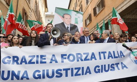 "Giustizia giusta per l'Italia". La festa di FI dopo l'approvazione del ddl Nordio. In piazza foto del Cav. e di Zuncheddu