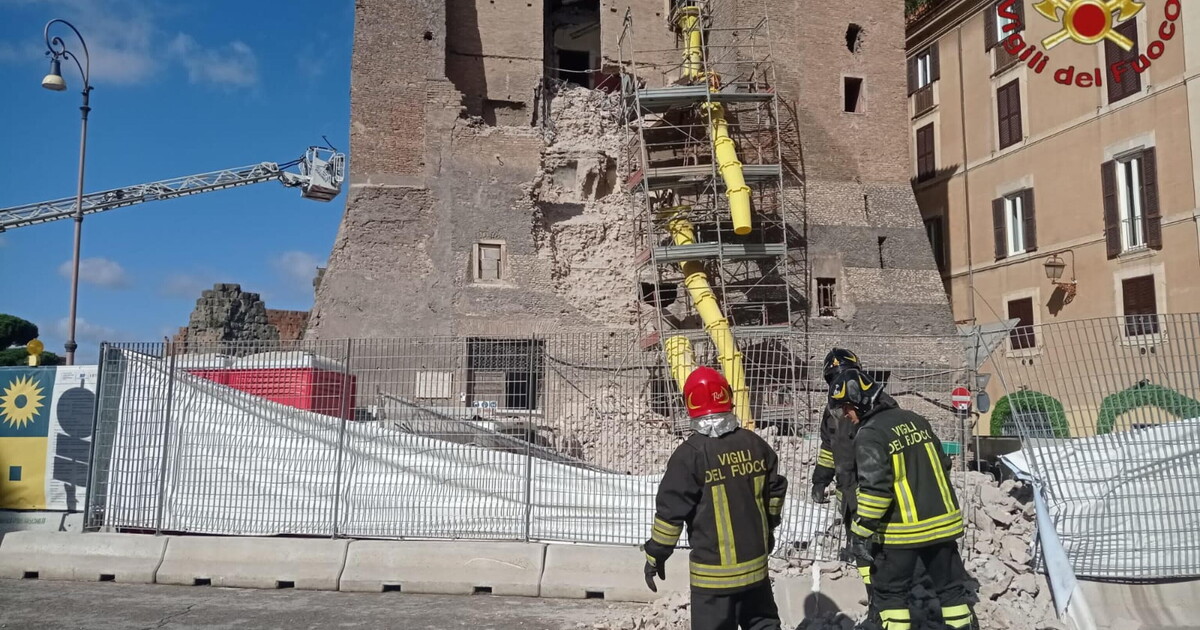 Roma, crollata parte della Torre dei Conti ai Fori imperiali: un operaio è grave Roma, crollata parte della Torre dei Conti ai Fori imperiali: un operaio è grave