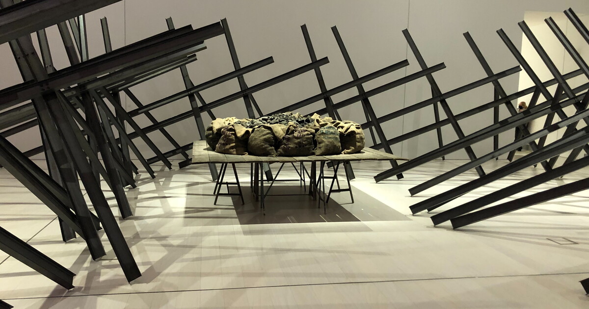 Tra Kounellis e Warhol, due crisi identitarie occidentali in mostra Tra Kounellis e Warhol, due crisi identitarie occidentali in mostra