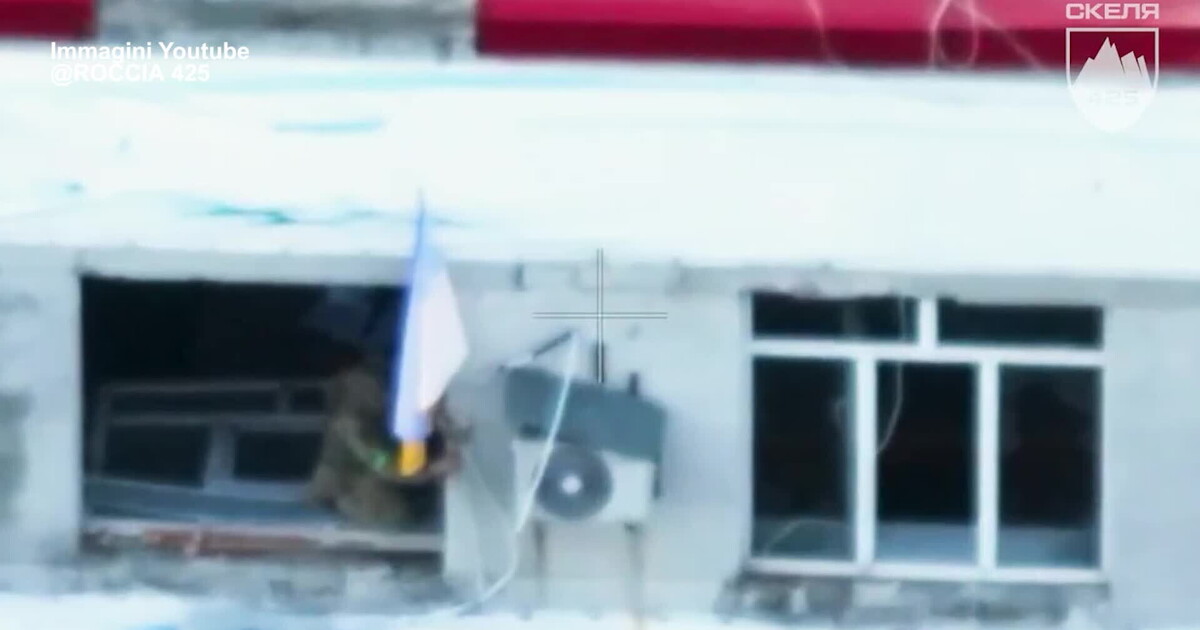 A Pokrovsk i soldati di Kyiv prendono il palazzo del consiglio comunale e issano la bandiera ucraina A Pokrovsk i soldati di Kyiv prendono il palazzo del consiglio comunale e issano la bandiera ucraina