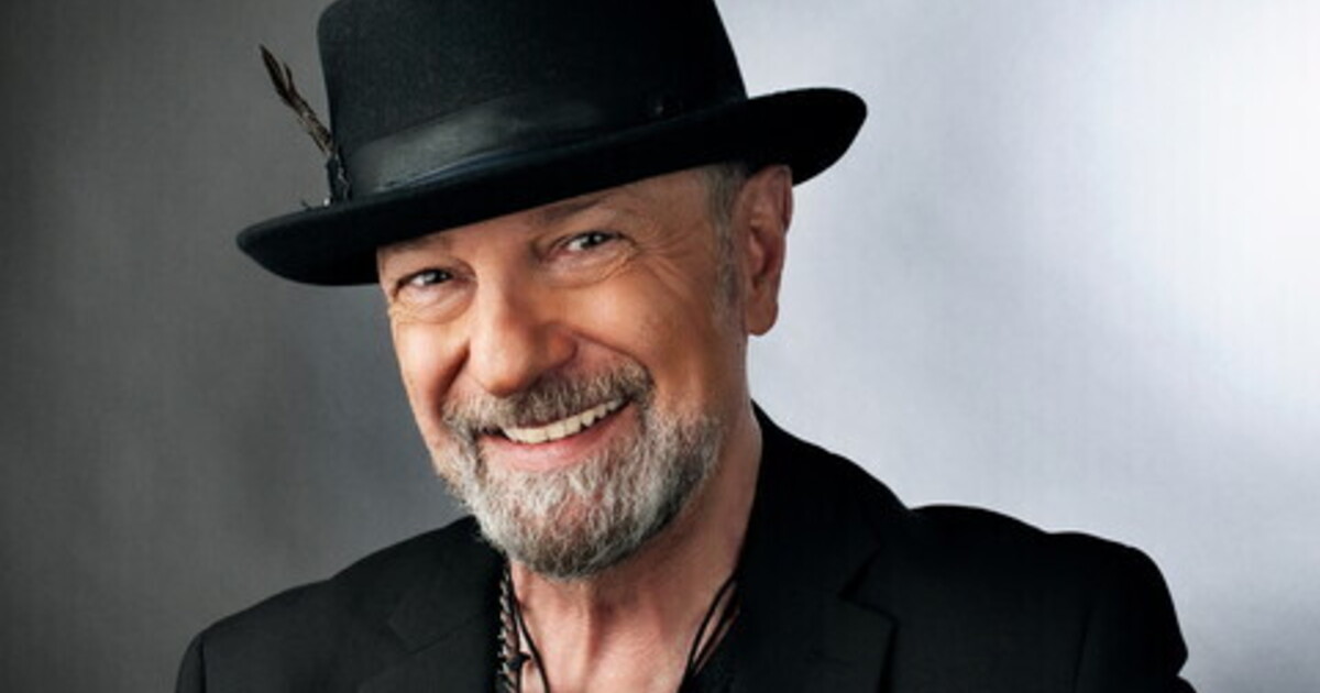 La rivoluzione analogica di Sergio Caputo: “Ho visto morire il disco, ma la musica è ancora viva” La rivoluzione analogica di Sergio Caputo: “Ho visto morire il disco, ma la musica è ancora viva”