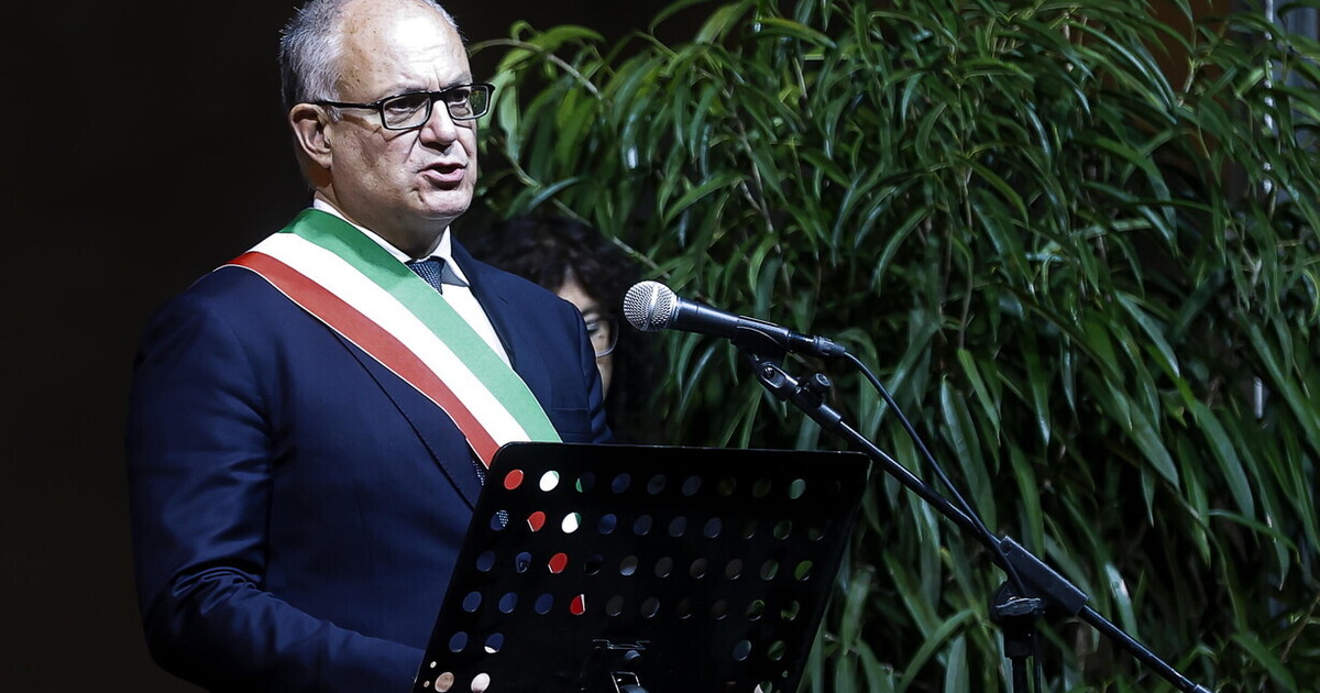 Assedio a Gualtieri. Il sindaco parla di povertà e si trincera con i fatti per il bis, tallonato da Raggi&Marino