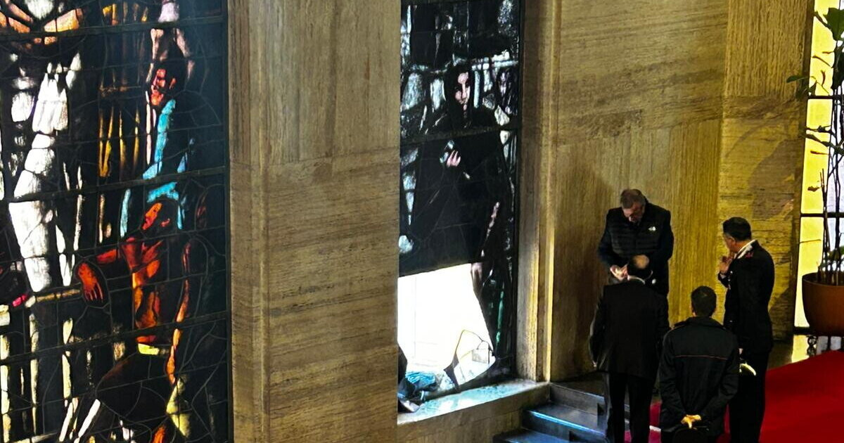 Una vetrata di meno. L