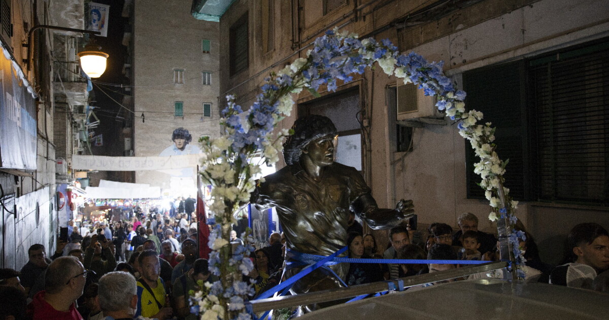 Processioni, altari e web. Così Napoli crea nuovi santi ed eroi (oltre Maradona)