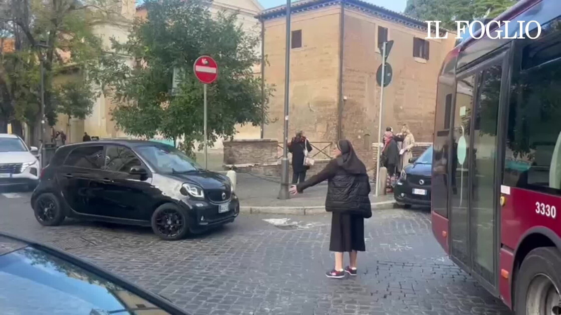 Scene da grande bellezza: a Roma una suora si mette a dirigere il traffico Scene da grande bellezza: a Roma una suora si mette a dirigere il traffico