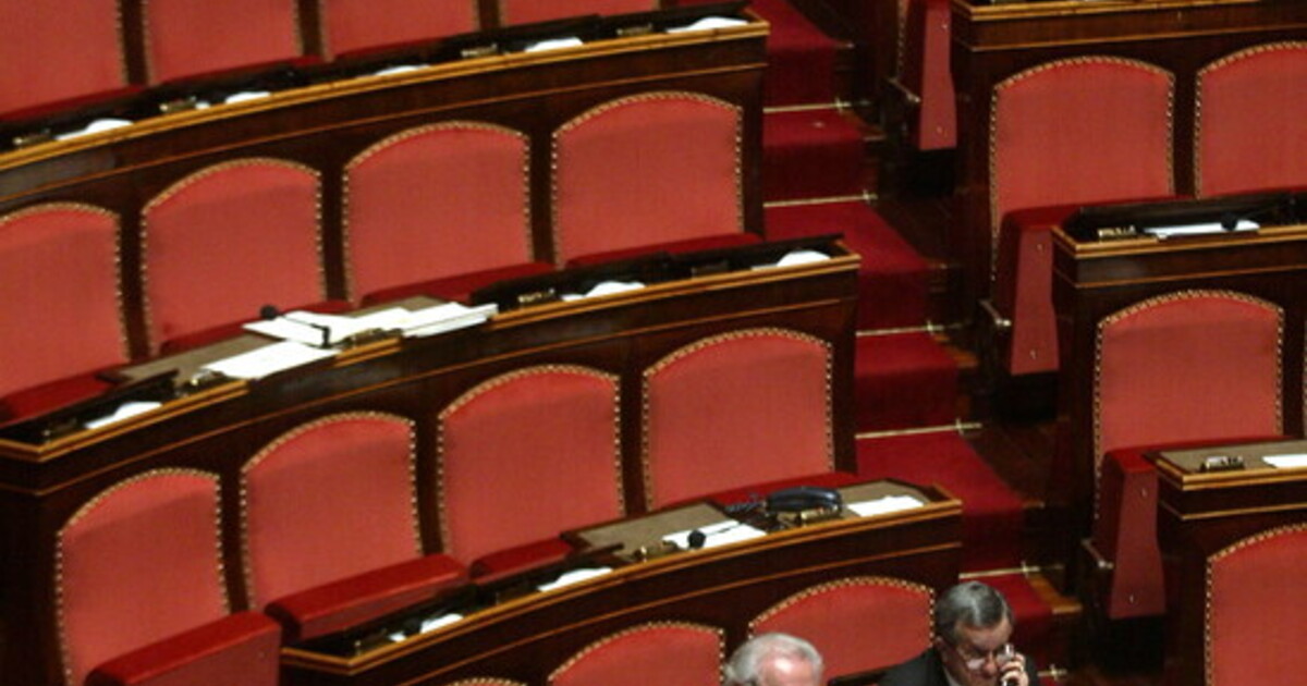 A tanti astenuti tante sedie vuote in Parlamento. Una modesta proposta
