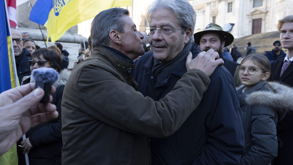 Anche Gentiloni alla manifestazione per l'Ucraina a Roma. Mancano solo M5S, Lega e Avs